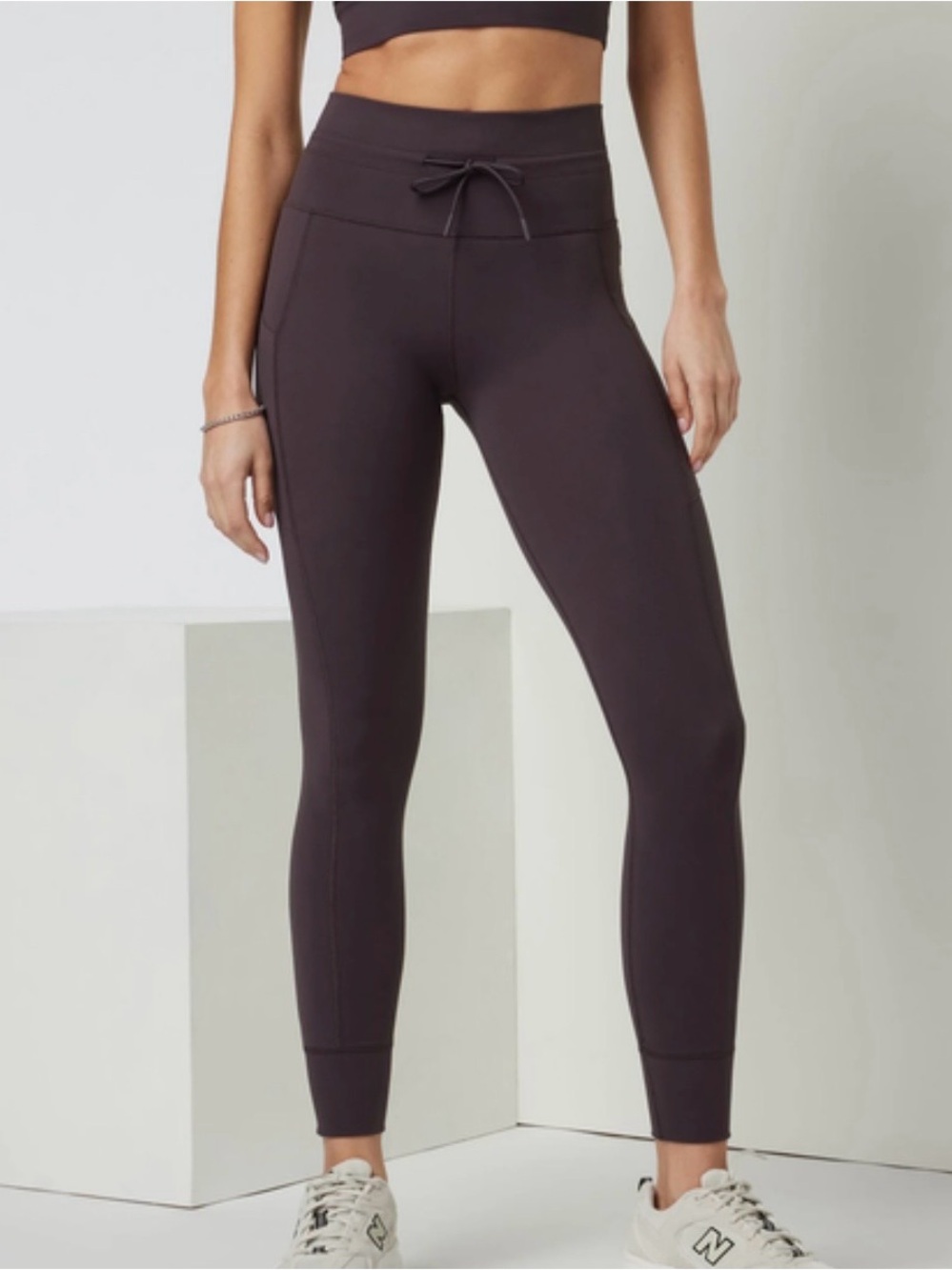 Vuori Daily Pocket Leggings in Sangria